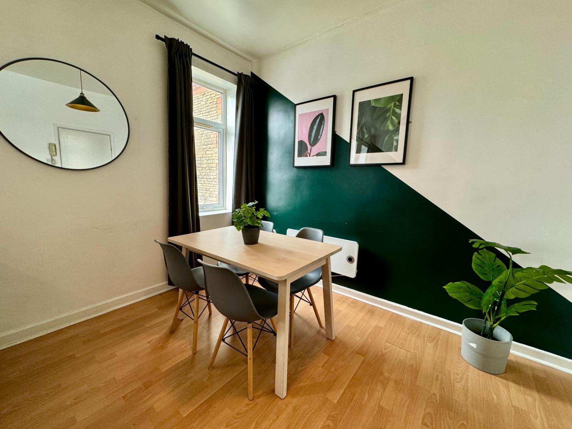 Space For Groups, 10 Mins From Queen St! カーディフ エクステリア 写真